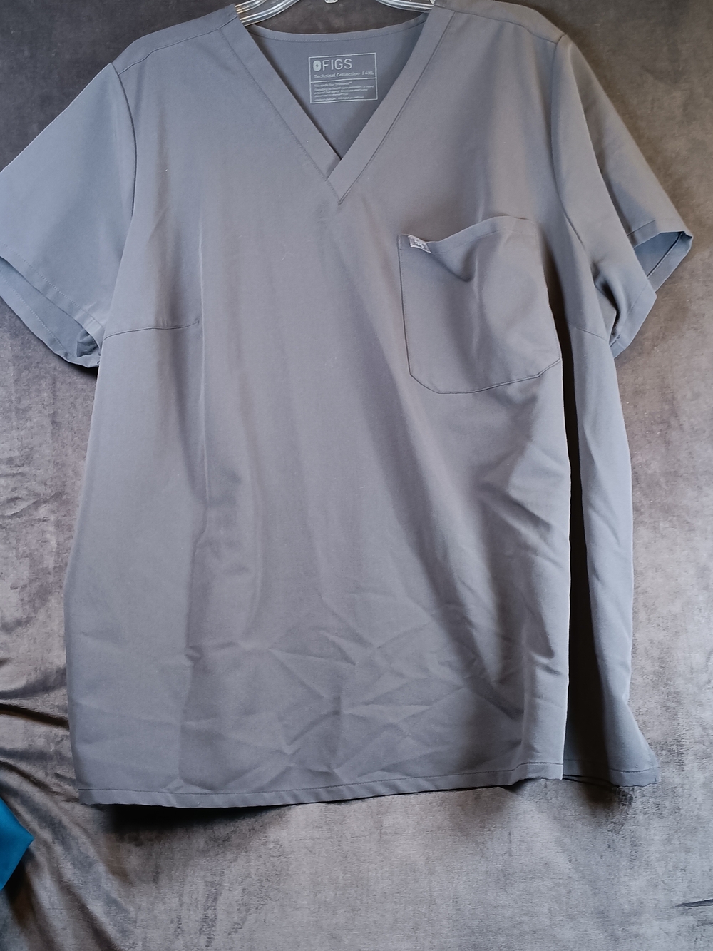 Figs Men’s V-Neck Scrub Top - Gray